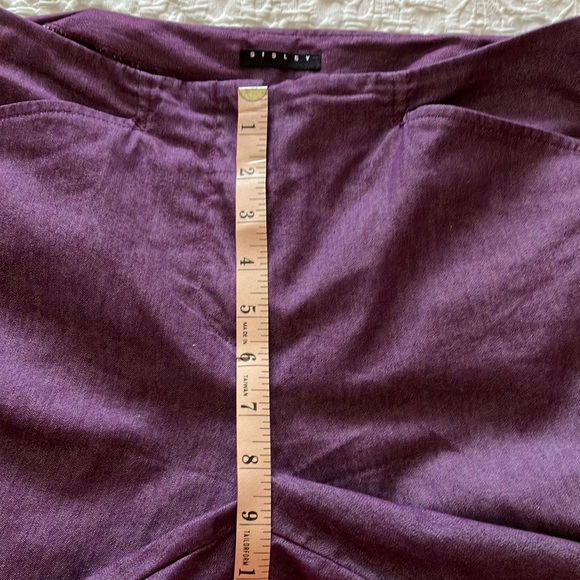 Italian Sisley brand purple pants with front zip and buttons. - Picture 5 of 11